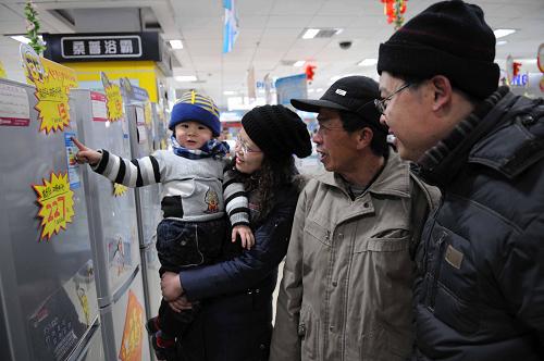 1月9日,淄博市淄川区罗村镇大吊桥村王家胜一家在“家电下乡”销售点选购冰箱。自“家电下乡”政策实施以来,山东省淄博市淄川区已销售补贴家电产品6万多台。春节临近,当地一些销售点的“家电下乡”产品销售更显火爆。 新华社发