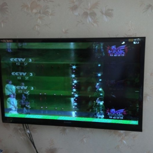 ����Һ������LC-40NX116A��Ļ�ײ���2CM������ɫ���ͼ���г���ͬ��