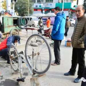 �˿;�ͷ�£���¼�޳�ʦ���ķ�ɣ�ԭ����������Ǹɻ������