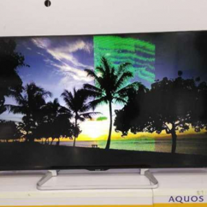 ����60LX565A�ʵ�����Ļ�м����Ҳ࣬ͼ���ϵ�������ɫ͸��״����