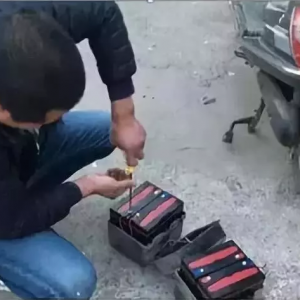 ����ƣ�����ĳ�ؾ�Ȼ��ֹ�綯���ŵ��ά�޵��ŷϾɵ�أ�